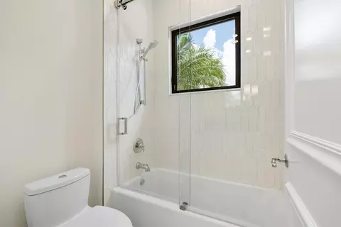 Bath - 9840 Bay Leaf Ct, Parkland, FL 33076 photo 8 of 10