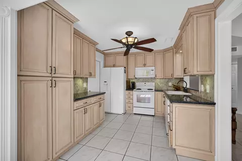 Kitchen - 18371 Flagship Cir, Jupiter, FL 33458 photo 3 of 5