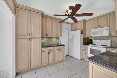 Kitchen - 18371 Flagship Cir, Jupiter, FL 33458 photo 1 of 5