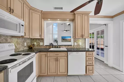 Kitchen - 18371 Flagship Cir, Jupiter, FL 33458 photo 5 of 5