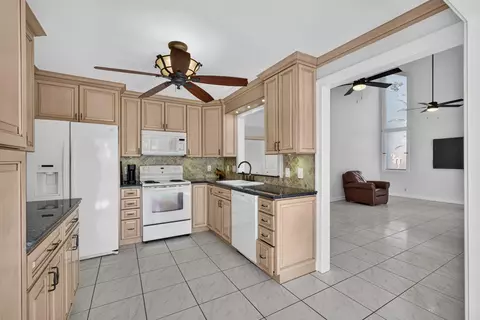 Kitchen - 18371 Flagship Cir, Jupiter, FL 33458 photo 4 of 5