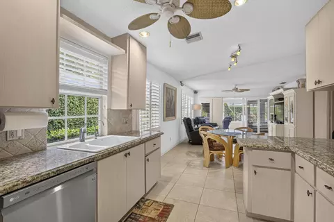 Kitchen - 262 Brier Cir, Jupiter, FL 33458 photo 3 of 7