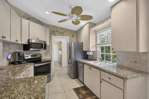 Kitchen - 262 Brier Cir, Jupiter, FL 33458 photo 4 of 7