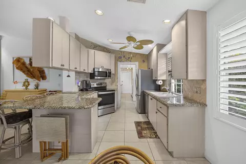 Kitchen - 262 Brier Cir, Jupiter, FL 33458 photo 6 of 7