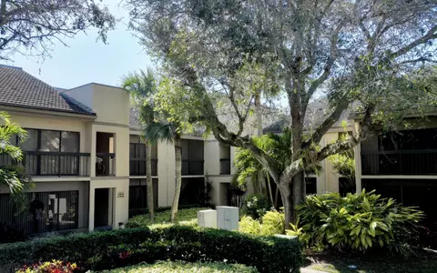 9460 Meadowood Dr #202, Fort Pierce, FL 34951
