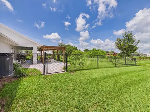 Exterior - 2075 SE 9th Ave, Okeechobee, FL 34974 photo 9 of 18
