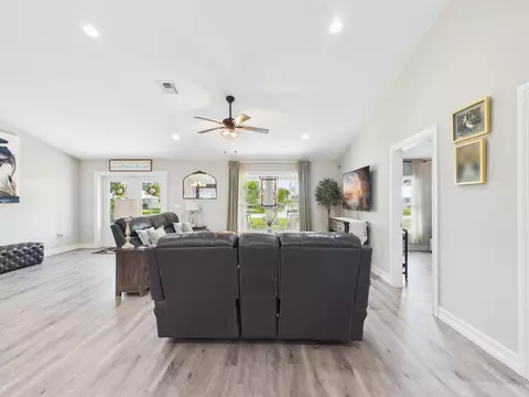 Living - 2075 SE 9th Ave, Okeechobee, FL 34974 photo 1 of 4