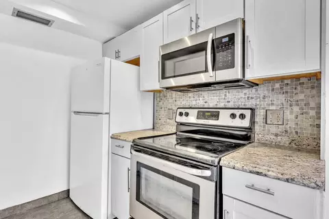 Kitchen - 3076 Cornwall D, Boca Raton, FL 33434 photo 4 of 5