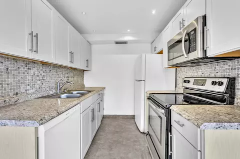Kitchen - 3076 Cornwall D, Boca Raton, FL 33434 photo 2 of 5