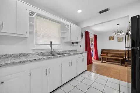 Kitchen - 6868 E Center St, Okeechobee, FL 34974 photo 2 of 4