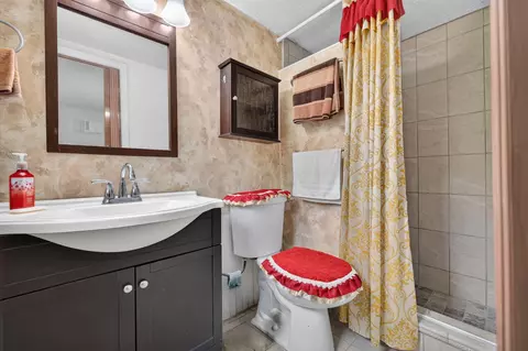 Bath - 6868 E Center St, Okeechobee, FL 34974 photo 1 of 1