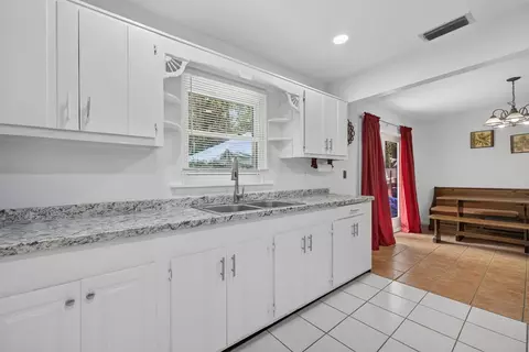 Kitchen - 6868 E Center St, Okeechobee, FL 34974 photo 3 of 4