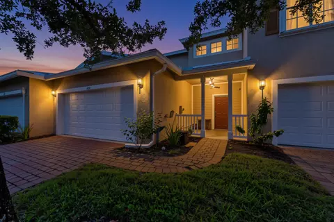 624 NE Bent Paddle Ln, Port Saint Lucie, FL 34983