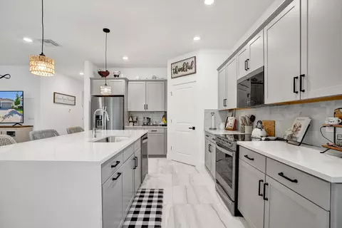 Kitchen - 6651 SE Park Trace Dr, Stuart, FL 34997 photo 4 of 6
