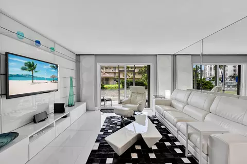 2600 Diana Dr #121, Hallandale Beach, FL 33009