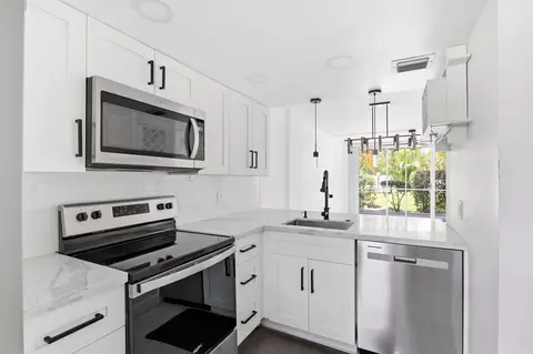 118 Royal Park Dr #1B, Oakland Park, FL 33309