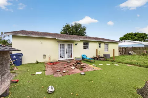 Exterior - 710 Oklawaha St, Jupiter, FL 33458 photo 9 of 9