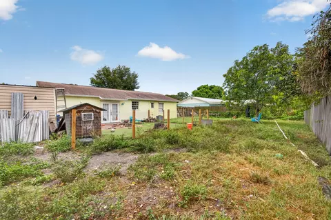 Exterior - 710 Oklawaha St, Jupiter, FL 33458 photo 7 of 9