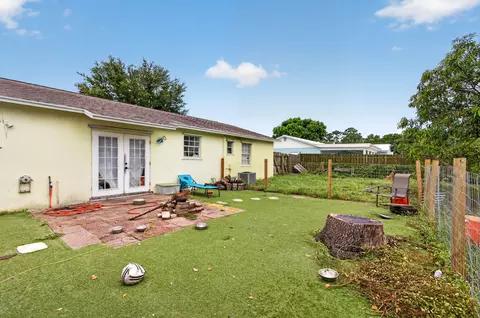 Exterior - 710 Oklawaha St, Jupiter, FL 33458 photo 8 of 9