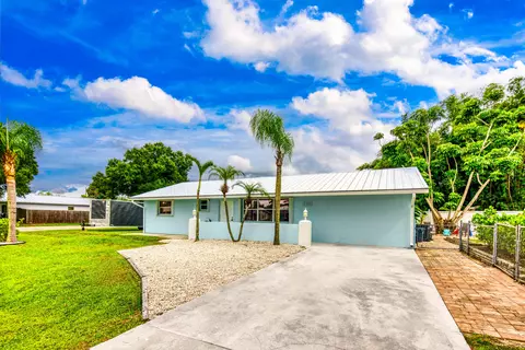 Exterior - 2184 SE Washington St N, Stuart, FL 34997 photo 2 of 5