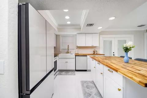 Kitchen - 2184 SE Washington St N, Stuart, FL 34997 photo 3 of 3