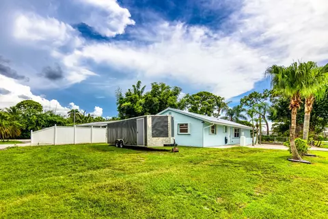 Exterior - 2184 SE Washington St N, Stuart, FL 34997 photo 5 of 5