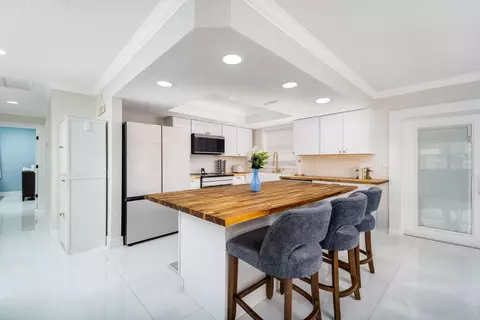 Kitchen - 2184 SE Washington St N, Stuart, FL 34997 photo 2 of 3