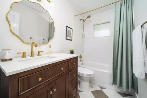 Bath - 2184 SE Washington St N, Stuart, FL 34997 photo 2 of 2