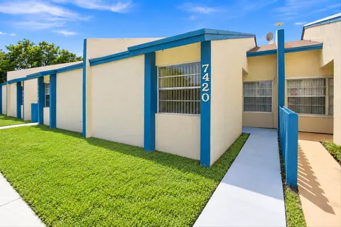 7420 NW 34th St, Lauderhill, FL 33319