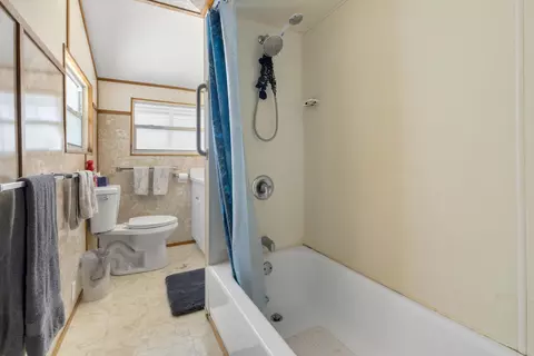 Bath - 19695 NW 80th Dr, Okeechobee, FL 34972 photo 2 of 3