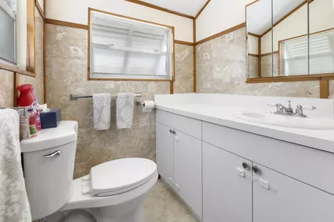 Bath - 19695 NW 80th Dr, Okeechobee, FL 34972 photo 3 of 3