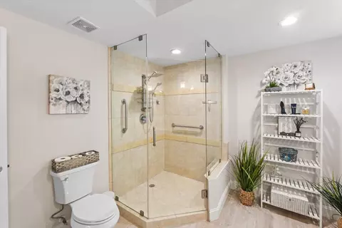 Bath - 815 NW Flagler Ave #201, Stuart, FL 34994 photo 3 of 5