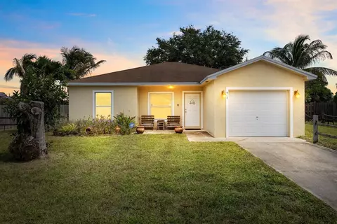 913 SE Forrest Park Dr, Stuart, FL 34994 photo 2