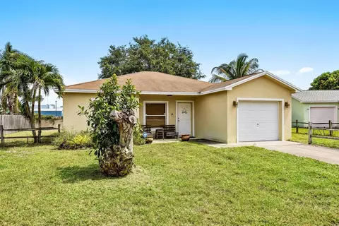 913 SE Forrest Park Dr, Stuart, FL 34994 photo 3