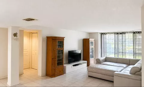 3740 Inverrary Dr #1E, Lauderhill, FL 33319