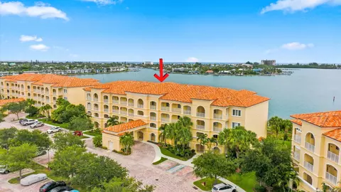 21 Harbour Isle Dr W #302, Fort Pierce, FL 34949