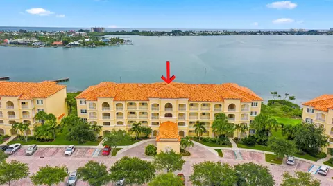 21 Harbour Isle Dr W #302, Fort Pierce, FL 34949