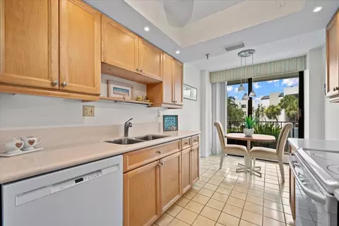 Kitchen - 1300 S State Hwy A1a, Jupiter, FL 33477 photo 1 of 2