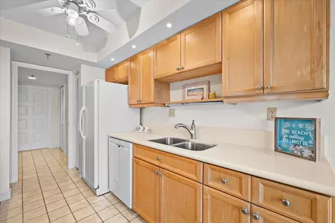 Kitchen - 1300 S State Hwy A1a, Jupiter, FL 33477 photo 2 of 2