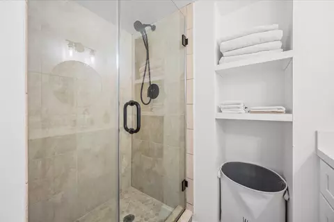 Bath - 3124 SE Brook St, Stuart, FL 34997 photo 2 of 3