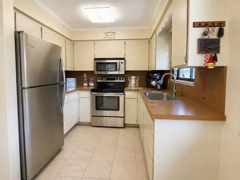 Kitchen - 1095 Chobee Loop, Okeechobee, FL 34974 photo 1 of 1