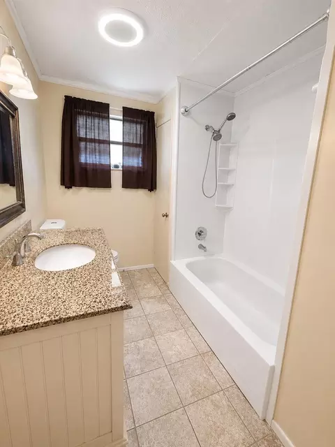 Bath - 1095 Chobee Loop, Okeechobee, FL 34974 photo 1 of 2