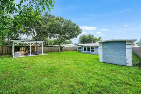 Exterior - 5709 SE Indigo Ave, Stuart, FL 34997 photo 5 of 7
