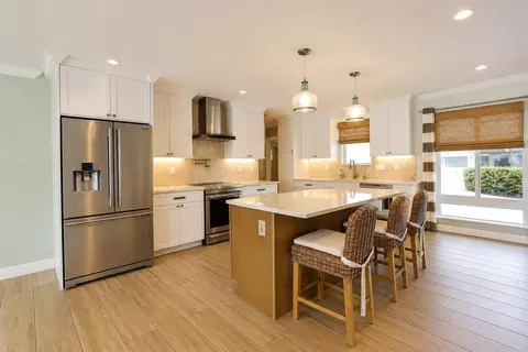 Kitchen - 2832 NE 34th St, Lighthouse Point, FL 33064 photo 4 of 8