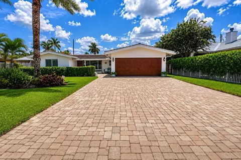 Exterior - 2832 NE 34th St, Lighthouse Point, FL 33064 photo 5 of 11