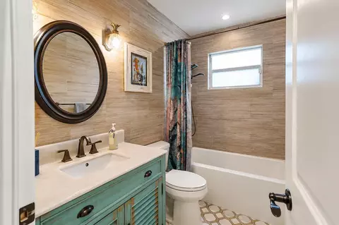 Bath - 2832 NE 34th St, Lighthouse Point, FL 33064 photo 1 of 2