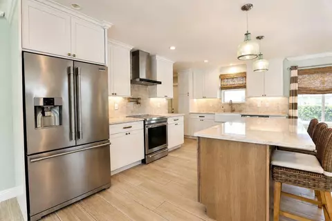 Kitchen - 2832 NE 34th St, Lighthouse Point, FL 33064 photo 6 of 8
