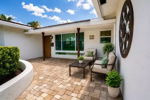 Exterior - 2832 NE 34th St, Lighthouse Point, FL 33064 photo 4 of 11