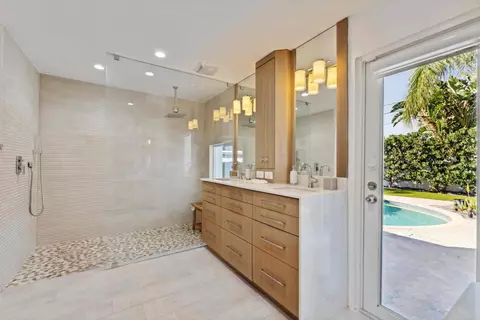 Bath - 2205 NE 30th St, Lighthouse Point, FL 33064 photo 2 of 5