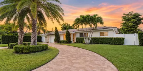 Exterior - 2205 NE 30th St, Lighthouse Point, FL 33064 photo 4 of 8